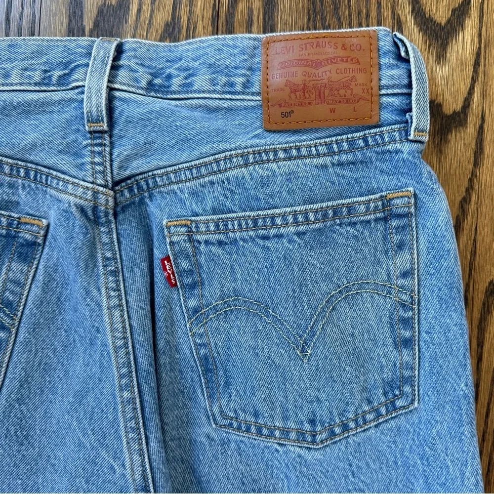 Levi’s 501 Original Straight Leg Jeans in Light Wash - Size 28 - Picture 3 of 7